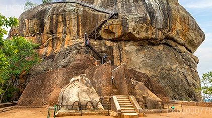 Sigiriya Rock, Village Experience and Wildlife Safari from Trincomalee