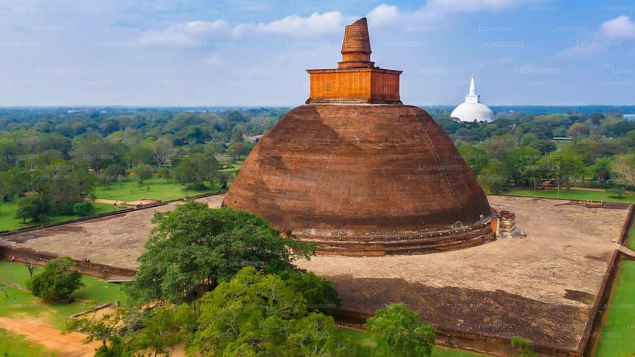 Ville sacrée d'Anuradhapura depuis Colombo