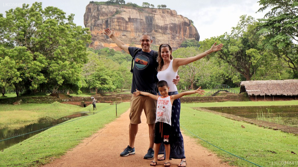 Sigiriya to Kandy Private Transfer with Sightseeing Stops